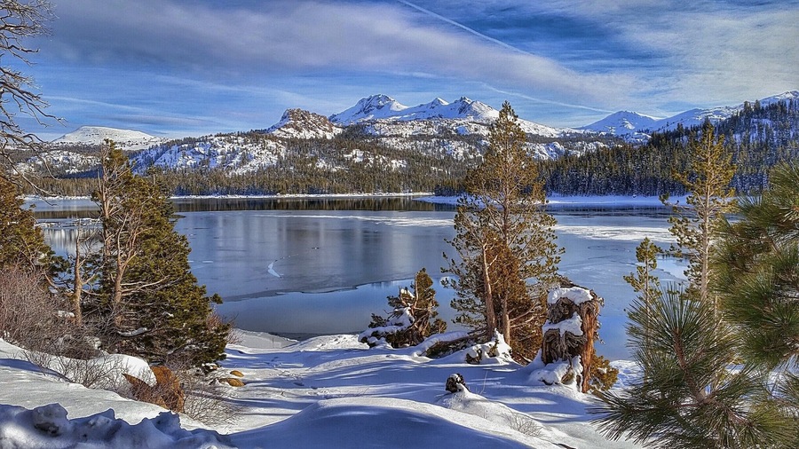 Beautiful alpine lake near Kirkwood ski resort.
#WinterWonders