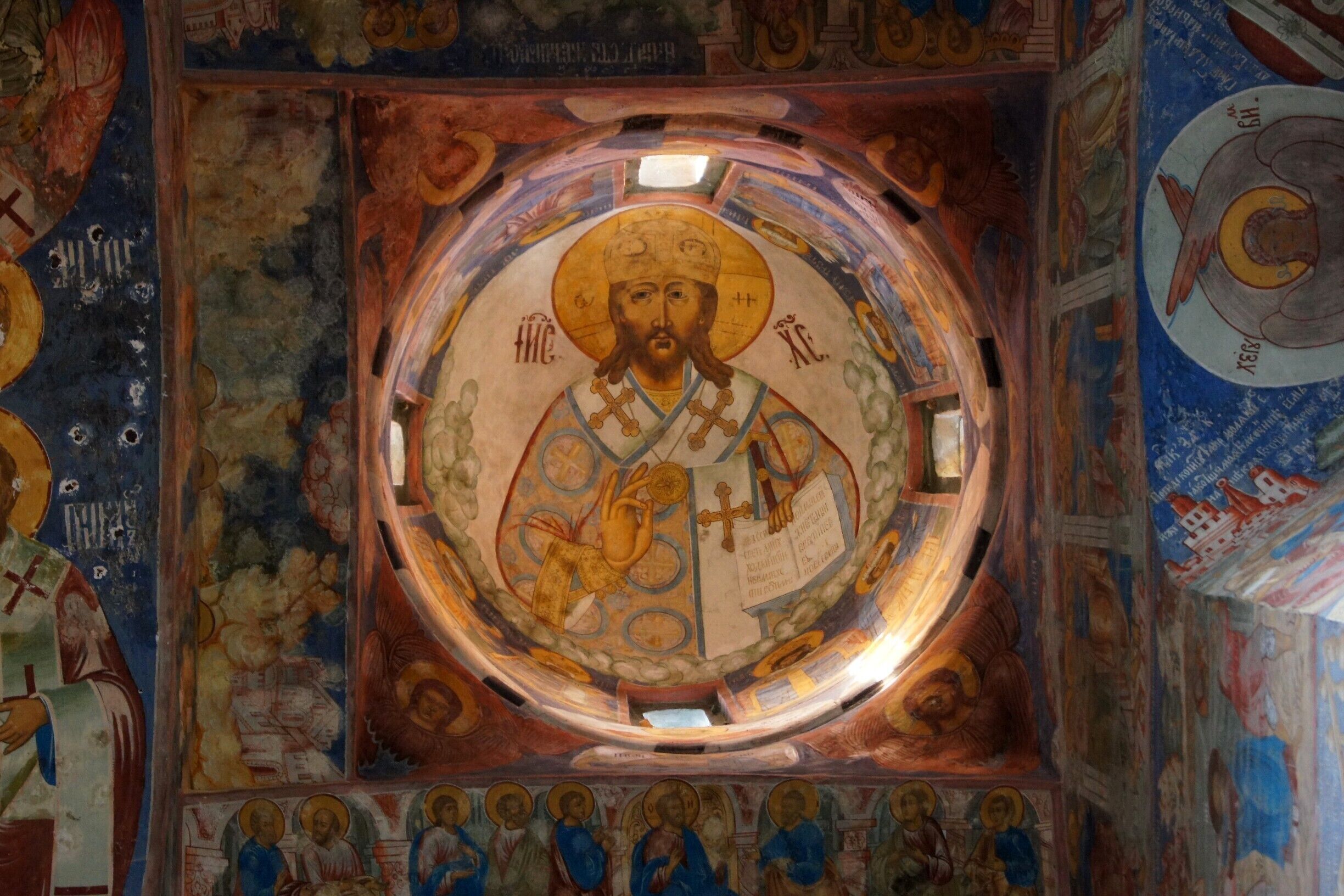 #Church #ChurchofElijahtheProphet
Frescoes

Na igreja do profeta Elias ouvimos um coro tradicional de monges. Muito bonito. A igreja tem como destaques os afrescos e os belíssimos ícones. A característica principal desta igreja é a sua assimetria exterior.