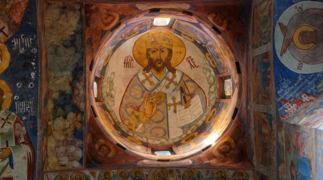 #Church #ChurchofElijahtheProphet
Frescoes
Na igreja do profeta Elias ouvimos um coro tradicional de monges. Muito bonito. A igreja tem como destaques os afrescos e os belíssimos ícones. A característica principal desta igreja é a sua assimetria exterior.