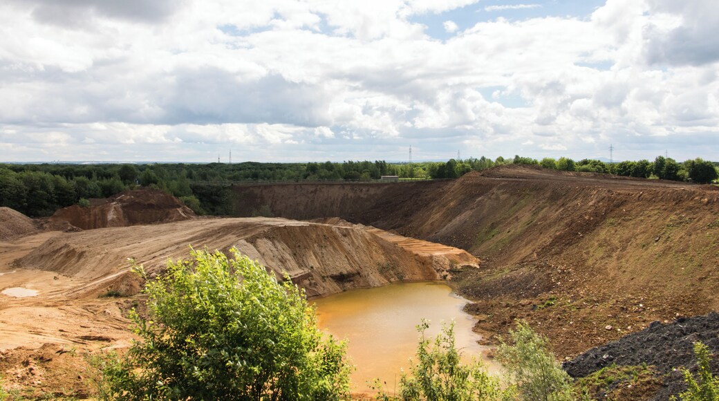 Aktive Kiesgrube in Weilbach (außerhalb/etwas nordwestlich vom Naturschutzgebiet „Weilbacher Kiesgruben“); Bereich im Naturpark Hochtaunus