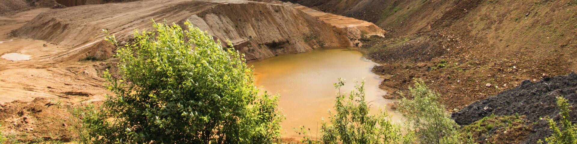 Aktive Kiesgrube in Weilbach (auĂerhalb/etwas nordwestlich vom Naturschutzgebiet âWeilbacher Kiesgrubenâ); Bereich im Naturpark Hochtaunus