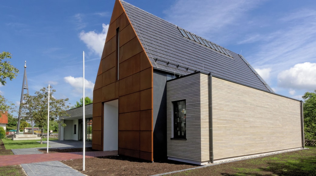 Heilig-Kreuz-Kirche in Rollwald, Stadt Rodgau (Hessen), erbaut 2014.
