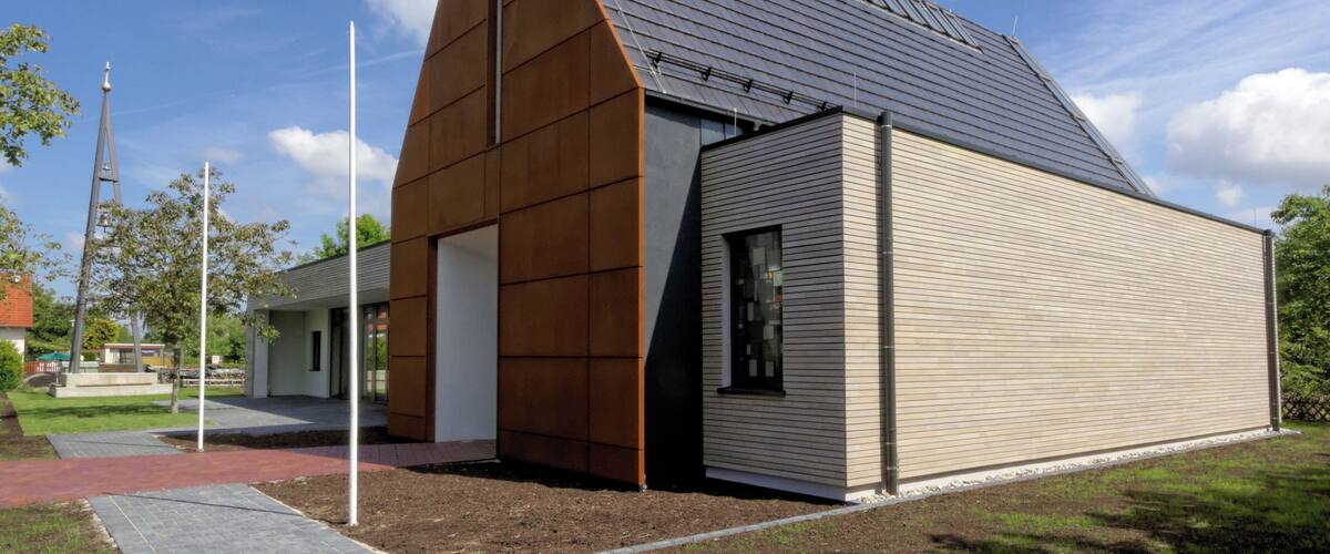 Heilig-Kreuz-Kirche in Rollwald, Stadt Rodgau (Hessen), erbaut 2014.