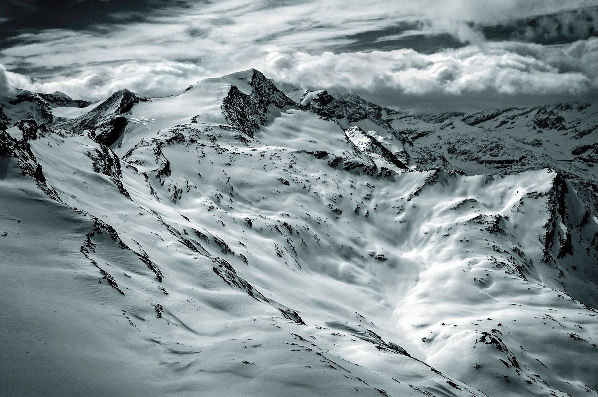 Looking over the edge, behind the ski slopes, at Kitzsteinhorn. This is one f my favourite photos, and yes, it's real.

#Snow.
