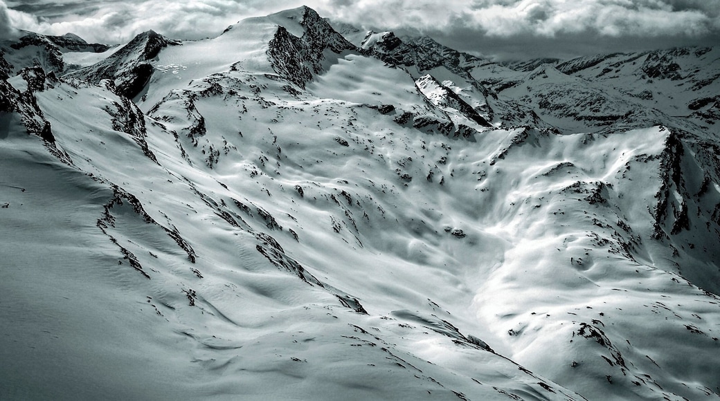Looking over the edge, behind the ski slopes, at Kitzsteinhorn. This is one f my favourite photos, and yes, it's real.
#Snow.