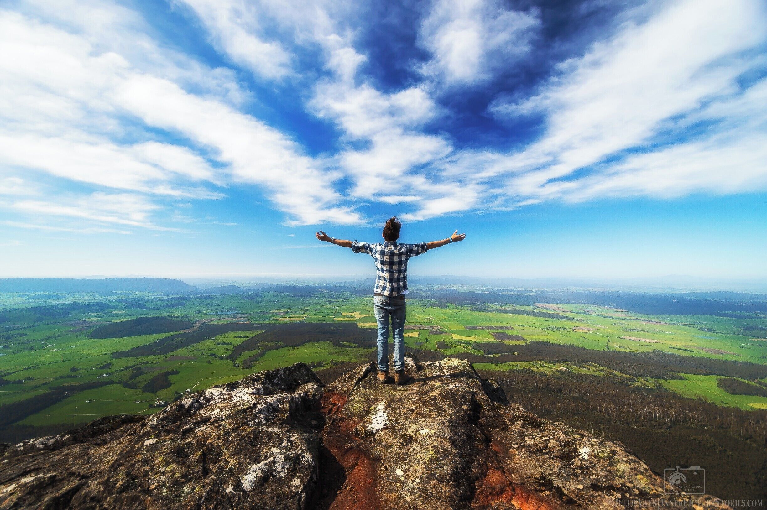 Tasmania, also know as the New Zealand of Australia. Strangely enough most people who travel to Australia seem to forget about this beautiful island of Australia.

It took us 5 hours to reach the top. But the view, was mind blowing!
This is a good friend of mine standing on top of the world. 
Sadly enough I can't remember the exact hiking location anymore. But I know it was very close to Deloraine. Anyway, there is a lot of beautiful hiking to be done in Tasmania. If you'll ever travel to Australia. I recommend you to visit Tasmania! #hiking