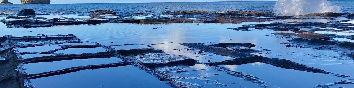 Here's a worthwhile short hike for those looking for one in Tasmania. As water pools, and then evaporates, sea salt causes the rock to flake in the middle leaving the joints raised. Nearby is a section where the complete opposite occurs. There, the joints are eroded leaving the middle section raised looking like loaves of bread. #TakeaHike