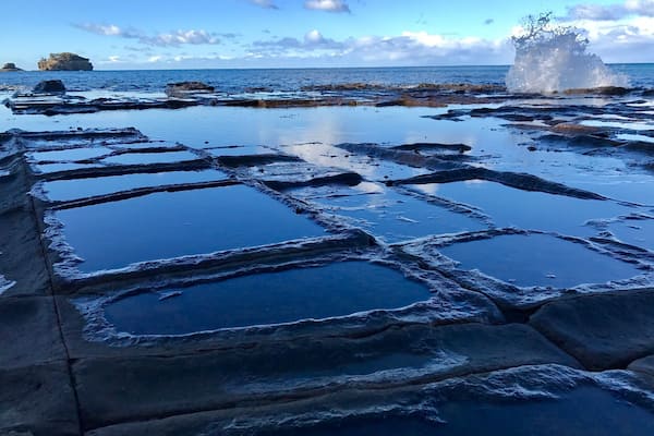 Here's a worthwhile short hike for those looking for one in Tasmania. As water pools, and then evaporates, sea salt causes the rock to flake in the middle leaving the joints raised. Nearby is a section where the complete opposite occurs. There, the joints are eroded leaving the middle section raised looking like loaves of bread. #TakeaHike
