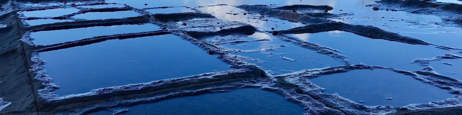 Here's a worthwhile short hike for those looking for one in Tasmania. As water pools, and then evaporates, sea salt causes the rock to flake in the middle leaving the joints raised. Nearby is a section where the complete opposite occurs. There, the joints are eroded leaving the middle section raised looking like loaves of bread. #TakeaHike