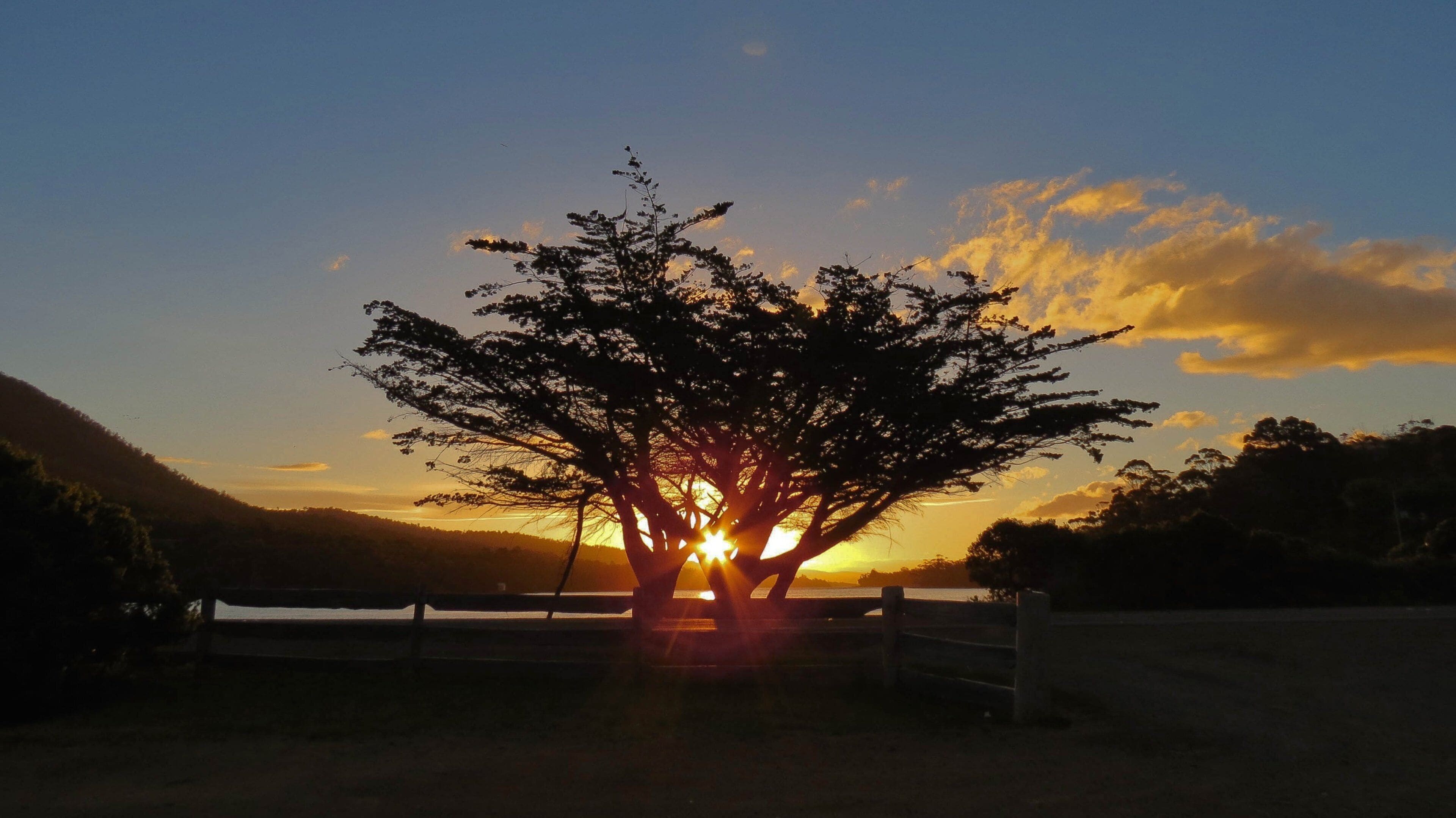 Eaglehawk Neck mostrando una puesta de sol y tierras de cultivo