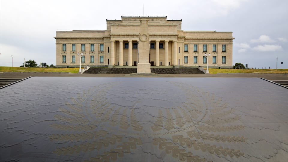 Un grand bâtiment de style néoclassique, doté d’une entrée centrale flanquée de colonnes.