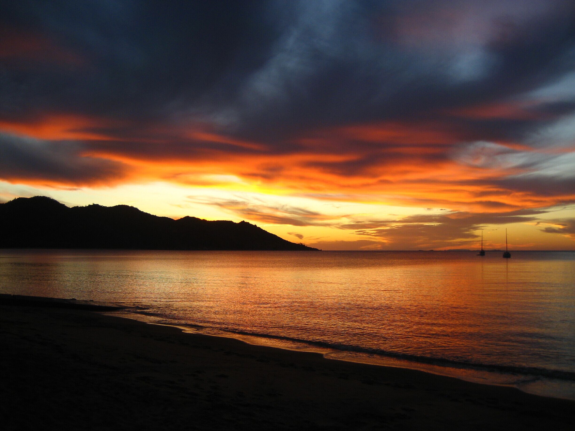 I'm a sucker for beautiful sunsets. They give me a special feeling of tranquility #goldenhour