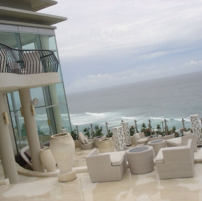 Ju-Ma-Na Bar, Banyan Tree, structure sitting on the Mountain cliff with panoramic view of the Indian Ocean