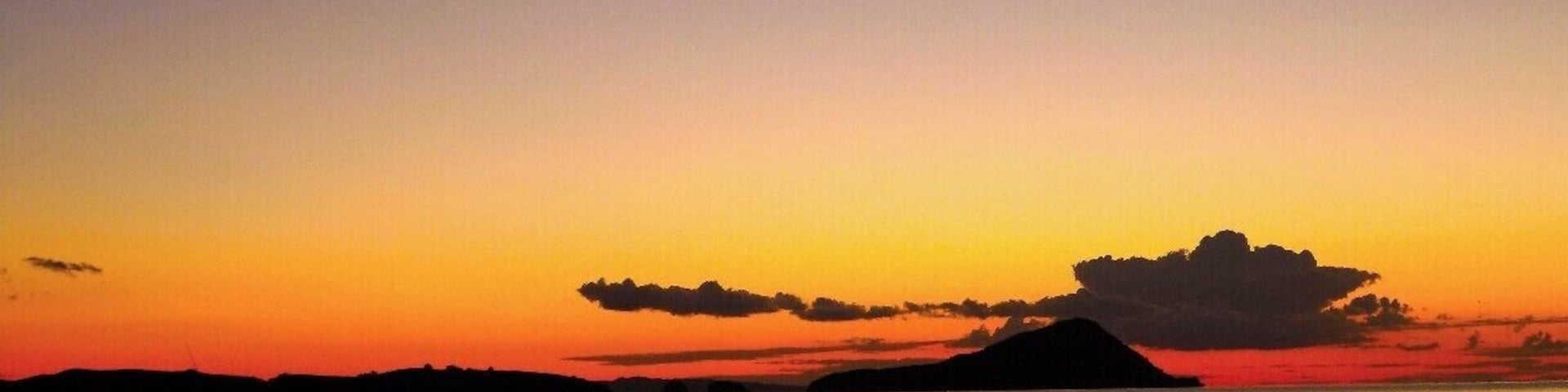 A gorgeous sunset at our campsite in Long Bay.
The sites were right on the bay and there were proper bathrooms with showers (and hot water). They also had a communal kitchen with stoves & a fridge but you had to bring your own pots/pans/plates. They also had couches and a big screen TV (glamping!). This campground cost $15NZD/person/night.
#beach
