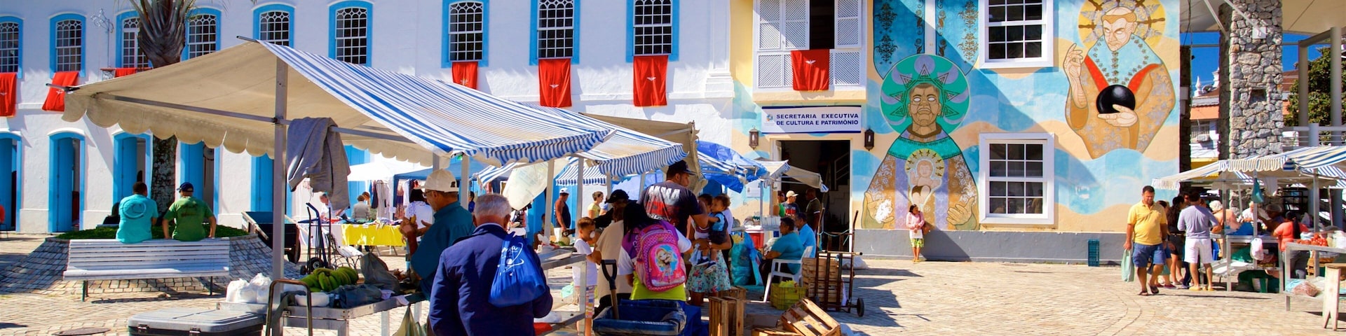 Angra dos Reis mostrando mercados e cenas de rua assim como um pequeno grupo de pessoas
