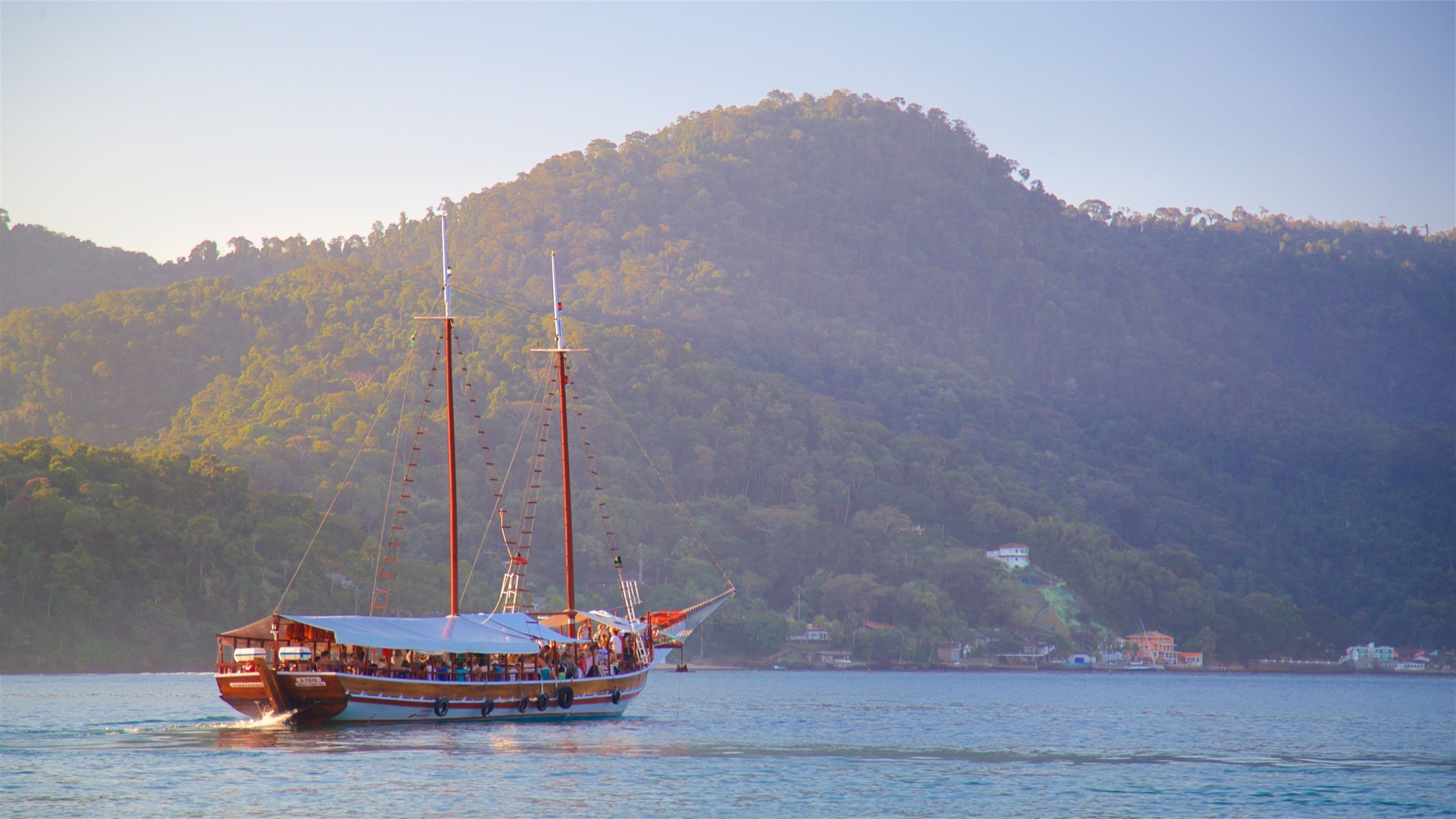 Gipoia Island which includes boating and a lake or waterhole