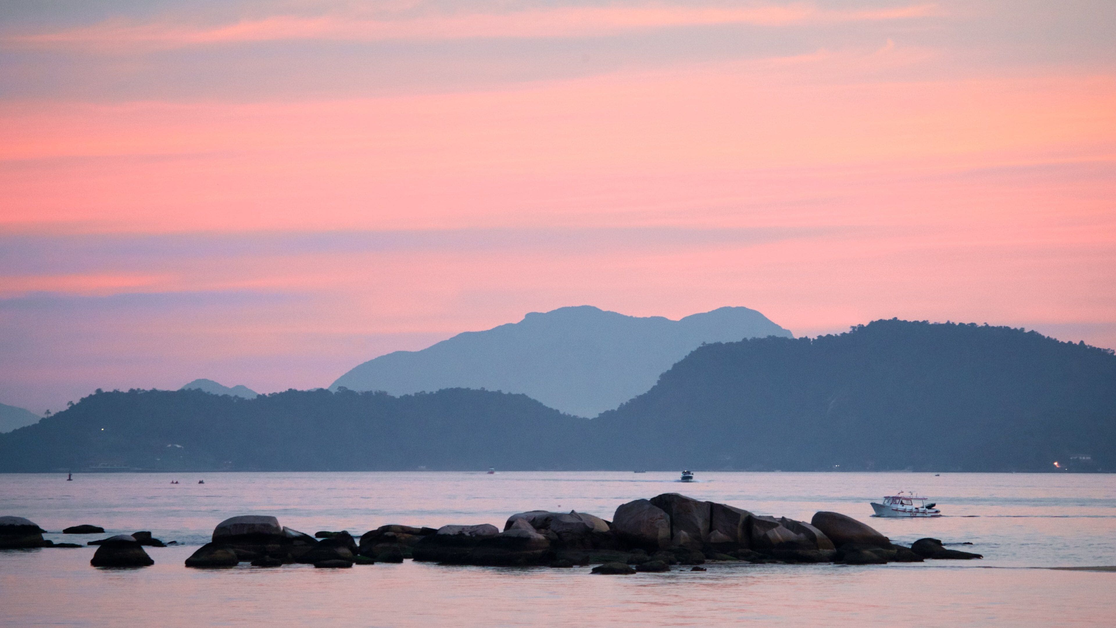 Angra dos Reis mostrando tramonto e baia e porto