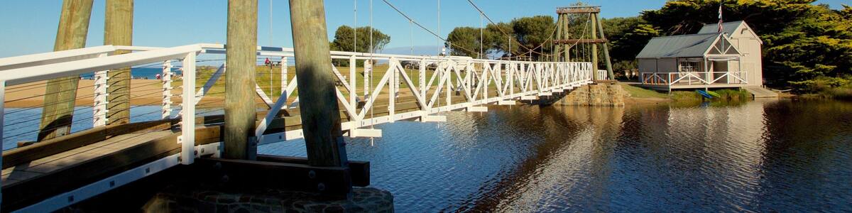 Lorne mit einem Brücke und Fluss oder Bach