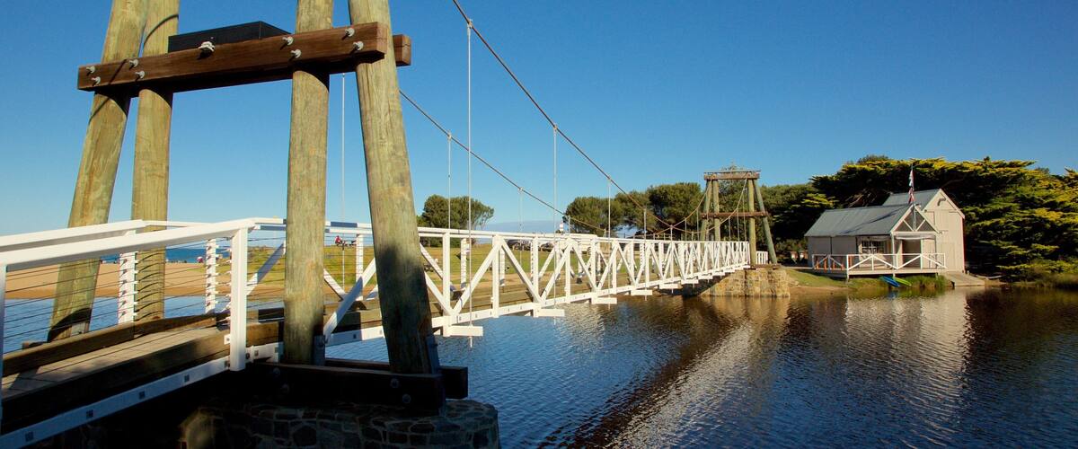 Lorne ofreciendo un puente y un río o arroyo