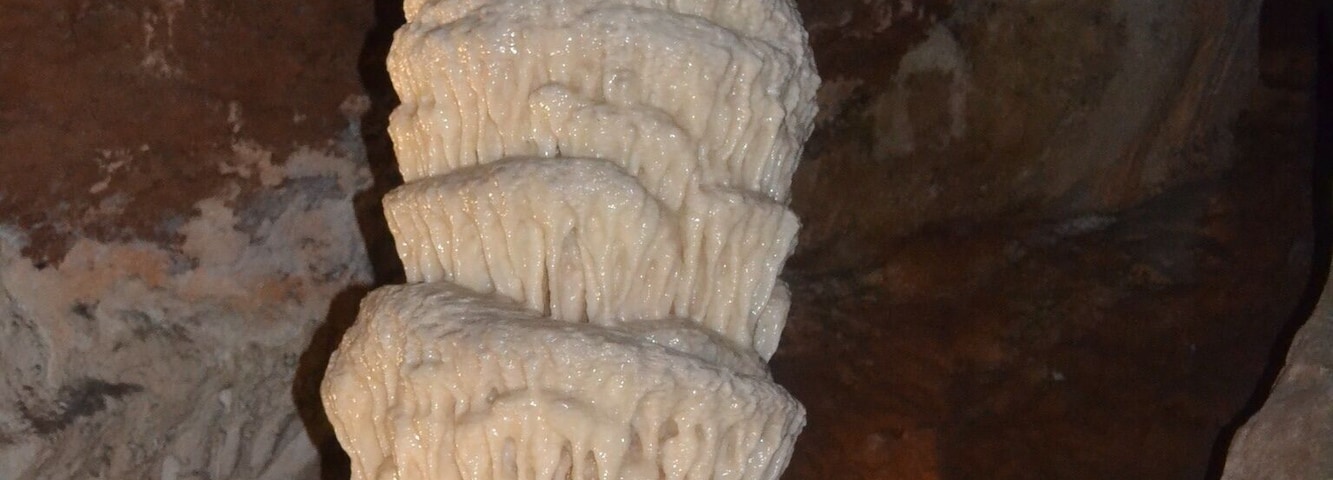 Formación de estalactitas en una cueva.