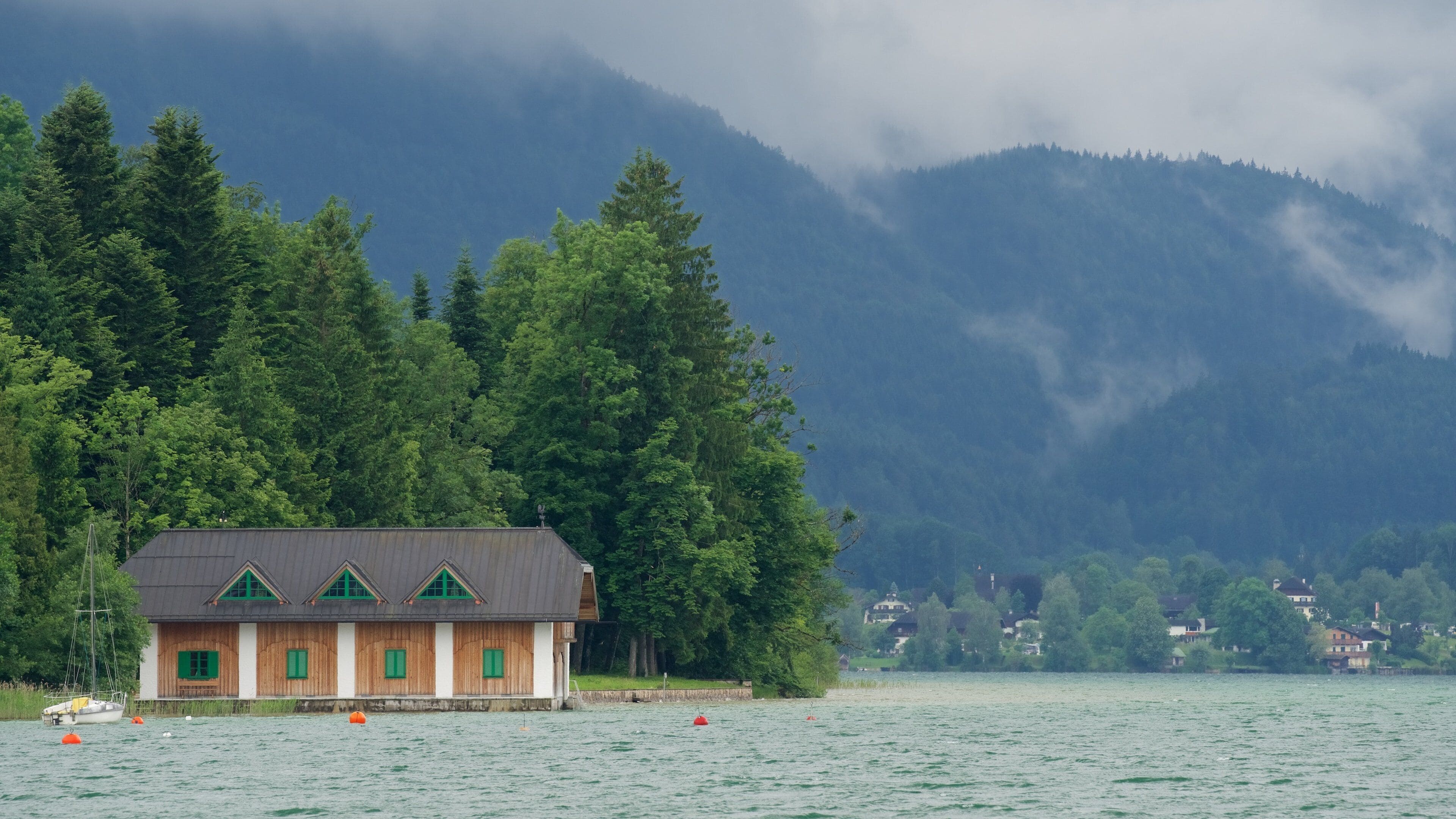 Strobl que incluye un lago o abrevadero