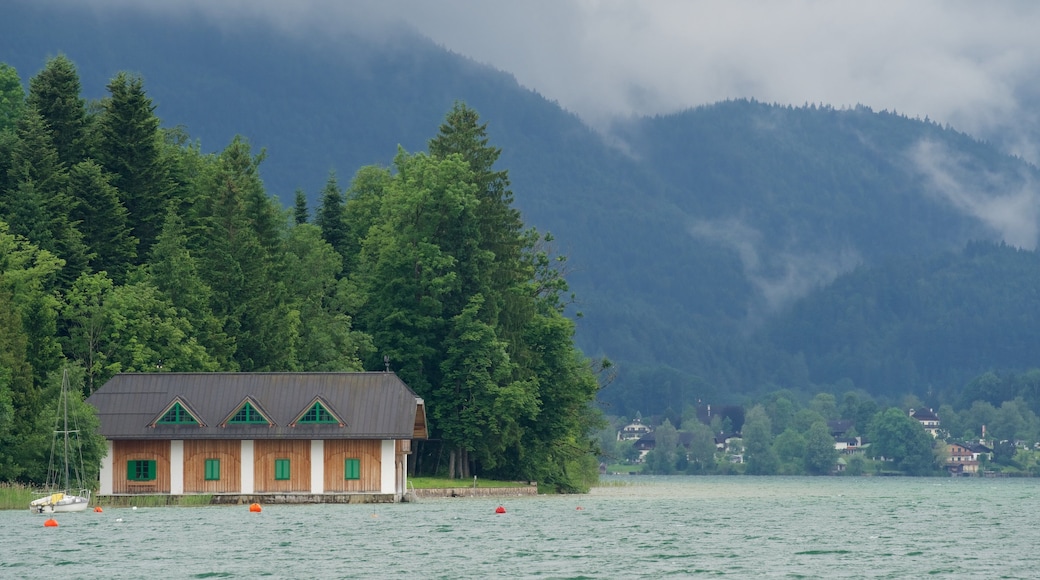 Strobl que incluye un lago o abrevadero