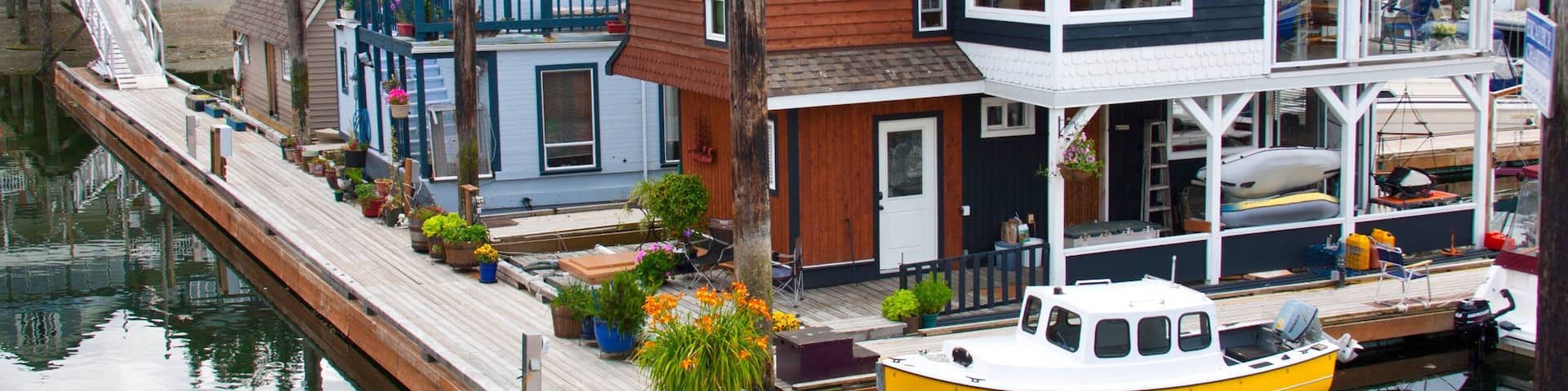 カウチン ベイ フィーチャー 家屋, ボート と 海岸線の眺め