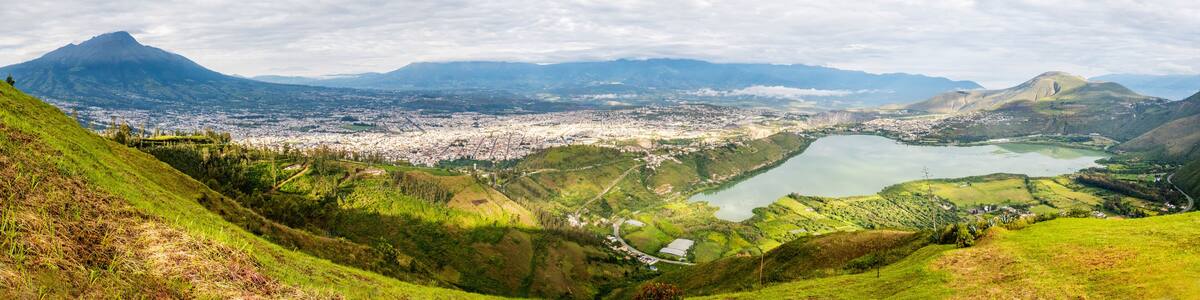 Vista panorámica de la Laguna de Yahuarcocha. Ibarra Ecuador