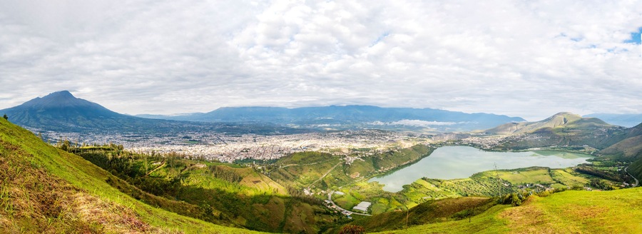 Vista panorámica de la Laguna de Yahuarcocha. Ibarra Ecuador