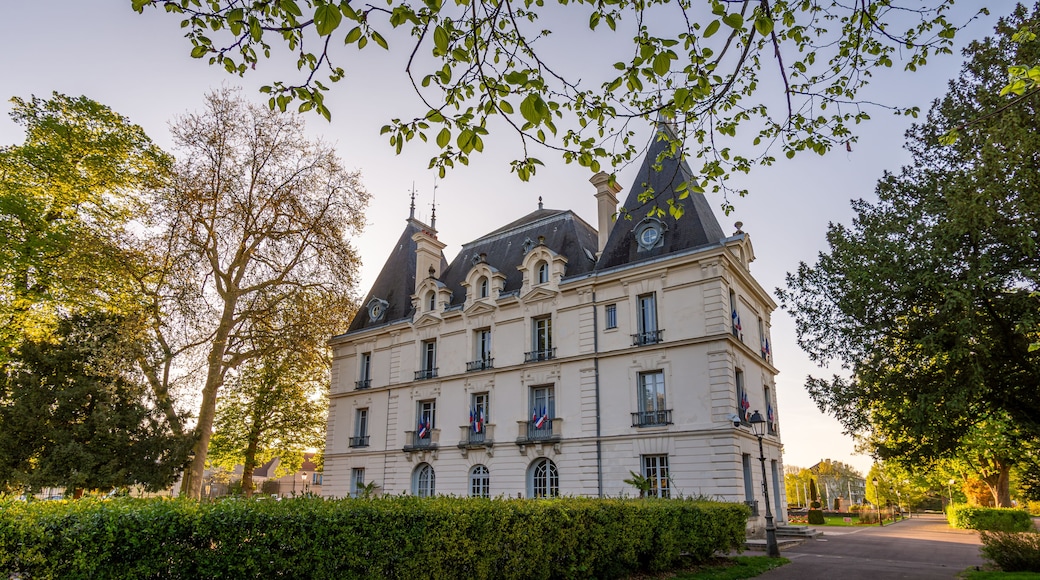 Vue extérieure de la mairie de Chilly-Mazarin, commune française située dans le département de l'Essonne, en région Ile-de-France