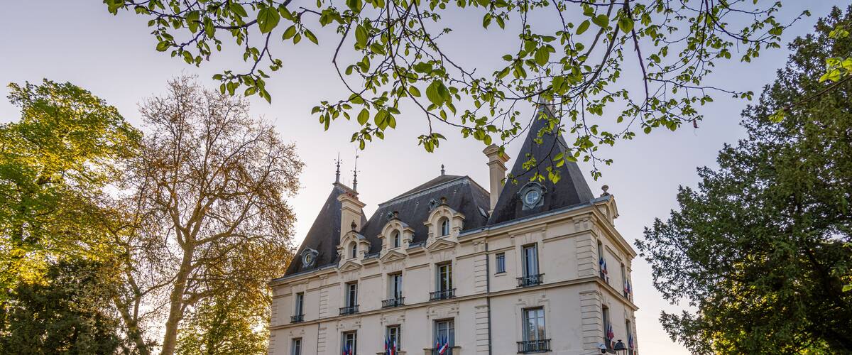 Vue extérieure de la mairie de Chilly-Mazarin, commune française située dans le département de l'Essonne, en région Ile-de-France