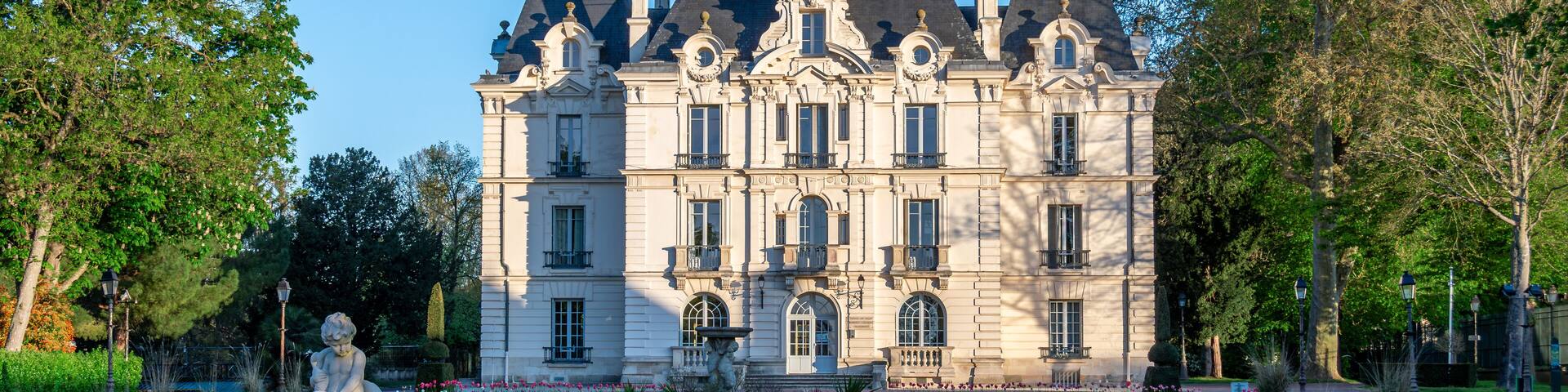 Vue extérieure de la mairie de Chilly-Mazarin, commune française située dans le département de l'Essonne, en région Ile-de-France