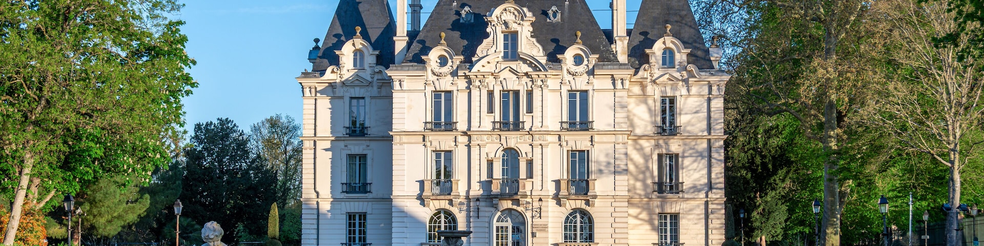 Vue extérieure de la mairie de Chilly-Mazarin, commune française située dans le département de l'Essonne, en région Ile-de-France