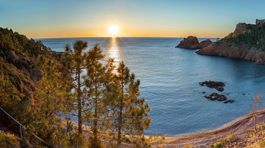 Plage du Massif de l'Esterel au lever du soleil , Sud de la France