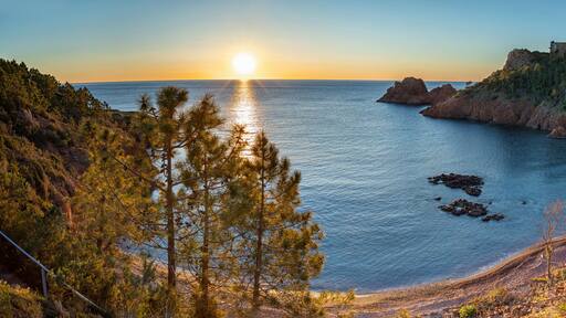 Plage du Massif de l'Esterel au lever du soleil , Sud de la France