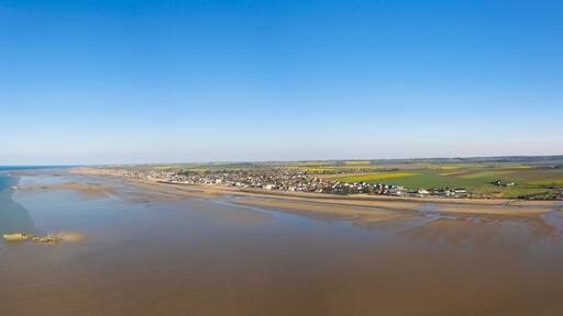 Une vue panoramique du port artificiel de Arromanches les bains au niveau de Asnelles en France, en Normandie, dans le Calvados, au bord de la Manche sous le Soleil.