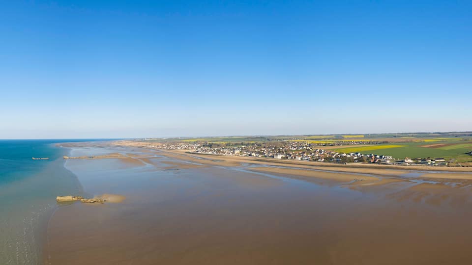 Une vue panoramique du port artificiel de Arromanches les bains au niveau de Asnelles en France, en Normandie, dans le Calvados, au bord de la Manche sous le Soleil.