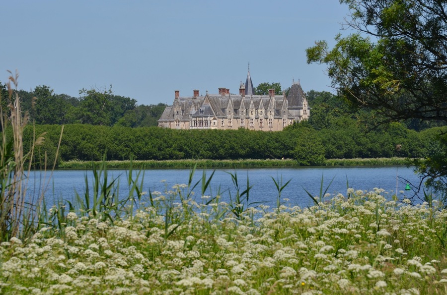La rivière Erdre et le château de la Gascherie, Nantes, France