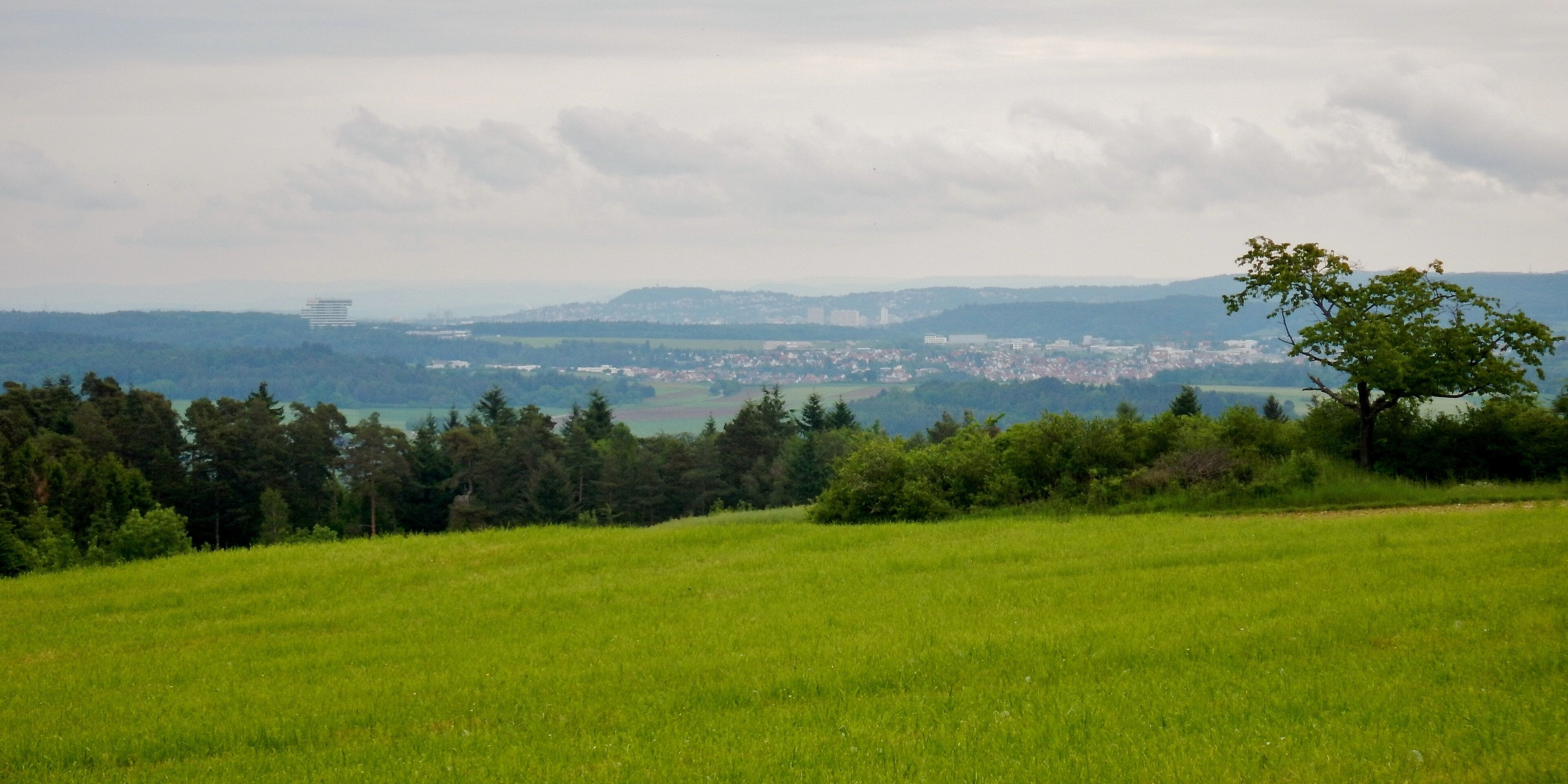 Ausblick vom Schwarzwald-Schwäbische-Alb-Allgäu-Weg (HW 5) Richtung Leonberg und Renningen, z. B. mit Zentrum für Forschung und Vorausentwicklung von Bosch