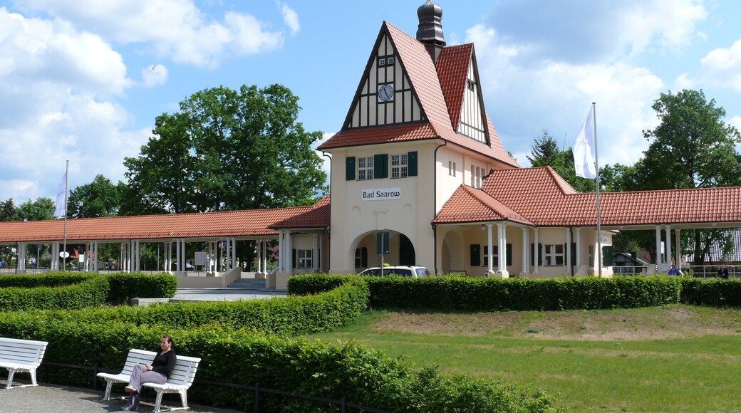 巴德薩羅 呈现出 現代建築