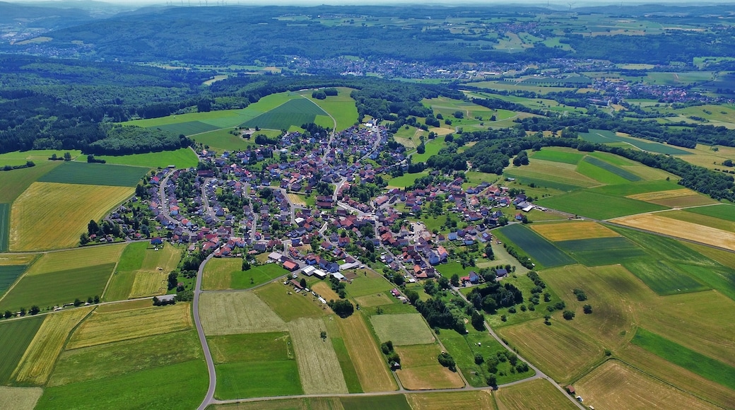 Luftaufnahme des gesamten Orts