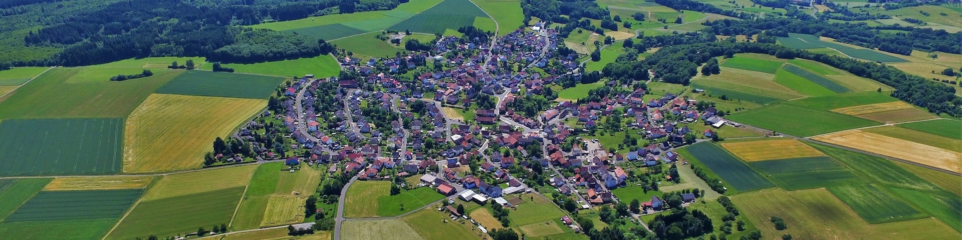 Luftaufnahme des gesamten Orts