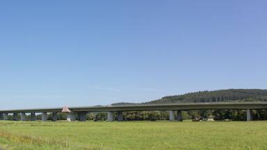 Kinzigtalbrücke, 985 Meter lange, vierspurige Autobahnbrücke der A 66. Sie befindet sich in Bad Soden-Salmünster in Hessen und ist Hessens längste Autobahnbrücke.