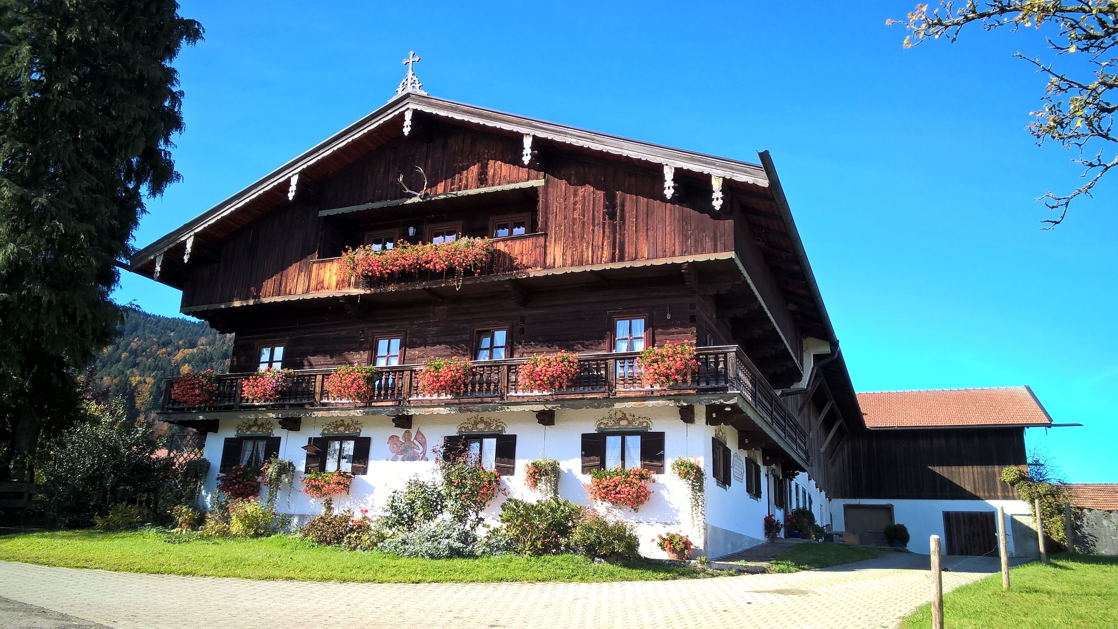 This is a photograph of an architectural monument. It is on the list of cultural monuments of Bayern, no. D-1-82-111-31