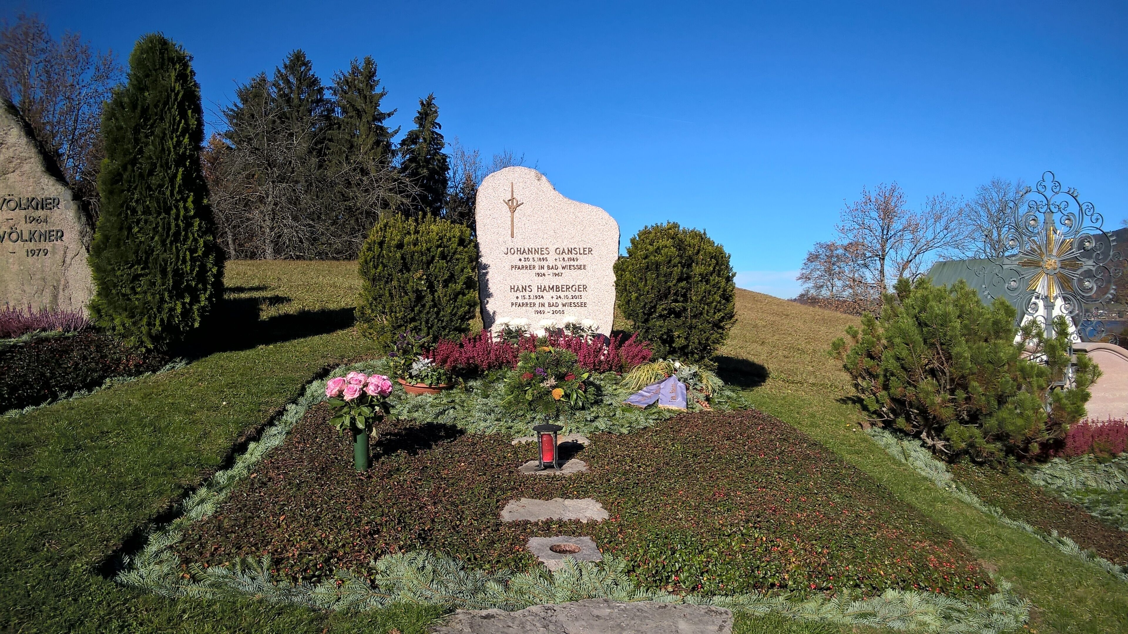 Grab von Johannes Gansler (1895–1969) und Hans Hamberger (1934–2013) auf dem denkmalgeschützten Bergfriedhof in Bad Wiessee. Johannes Gansler war erster katholischer Pfarrer von 1922–1969 und Ehrenbürger in Bad Wiessee. Hans Hamberger war katholischer Pfarrer von 1969–2005 und Ehrenbürger von Bad Wiessee.