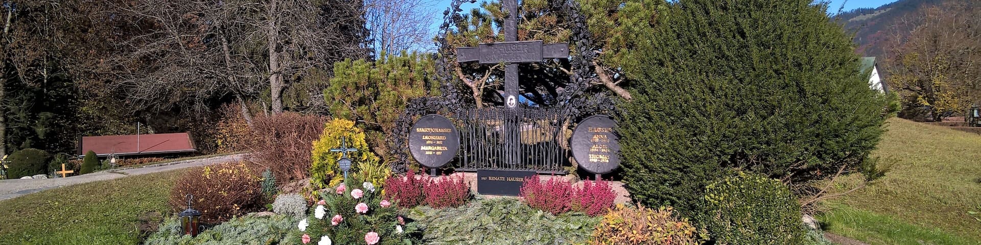 Familiengrab der Familie Sanktjohanser auf dem denkmalgeschützten Bergfriedhof in Bad Wiessee. Leonhard Sanktjohanser war Bürgermeister von 1919–1933 und 1945–1948 und wurde zum Ehrenbürger von Bad Wiessee ernannt.