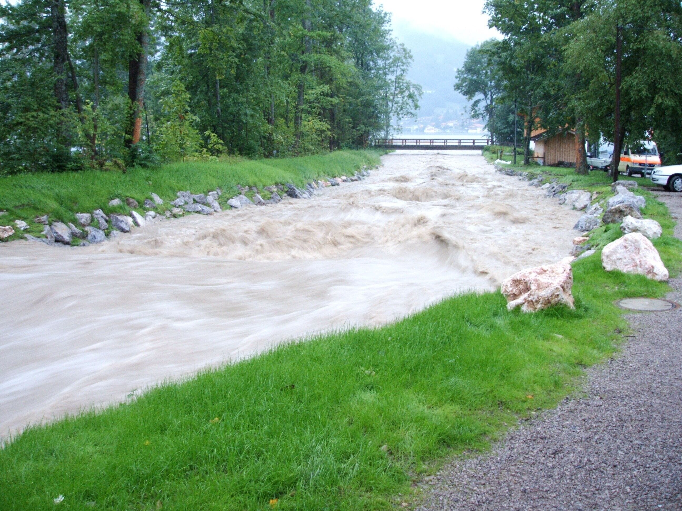 Der Söllbach in Bad Wiessee am 23.08.2005 während des Alpenhochwassers 2005, Abflussmenge etwa 29 m³/s. Blickrichtung Tegernsee