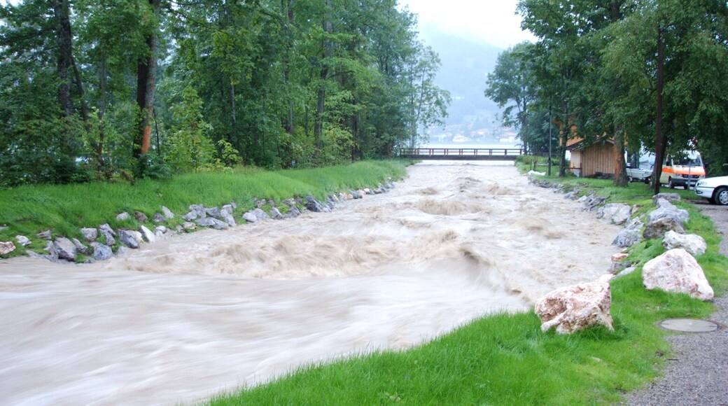 Der Söllbach in Bad Wiessee am 23.08.2005 während des Alpenhochwassers 2005, Abflussmenge etwa 29 m³/s. Blickrichtung Tegernsee
