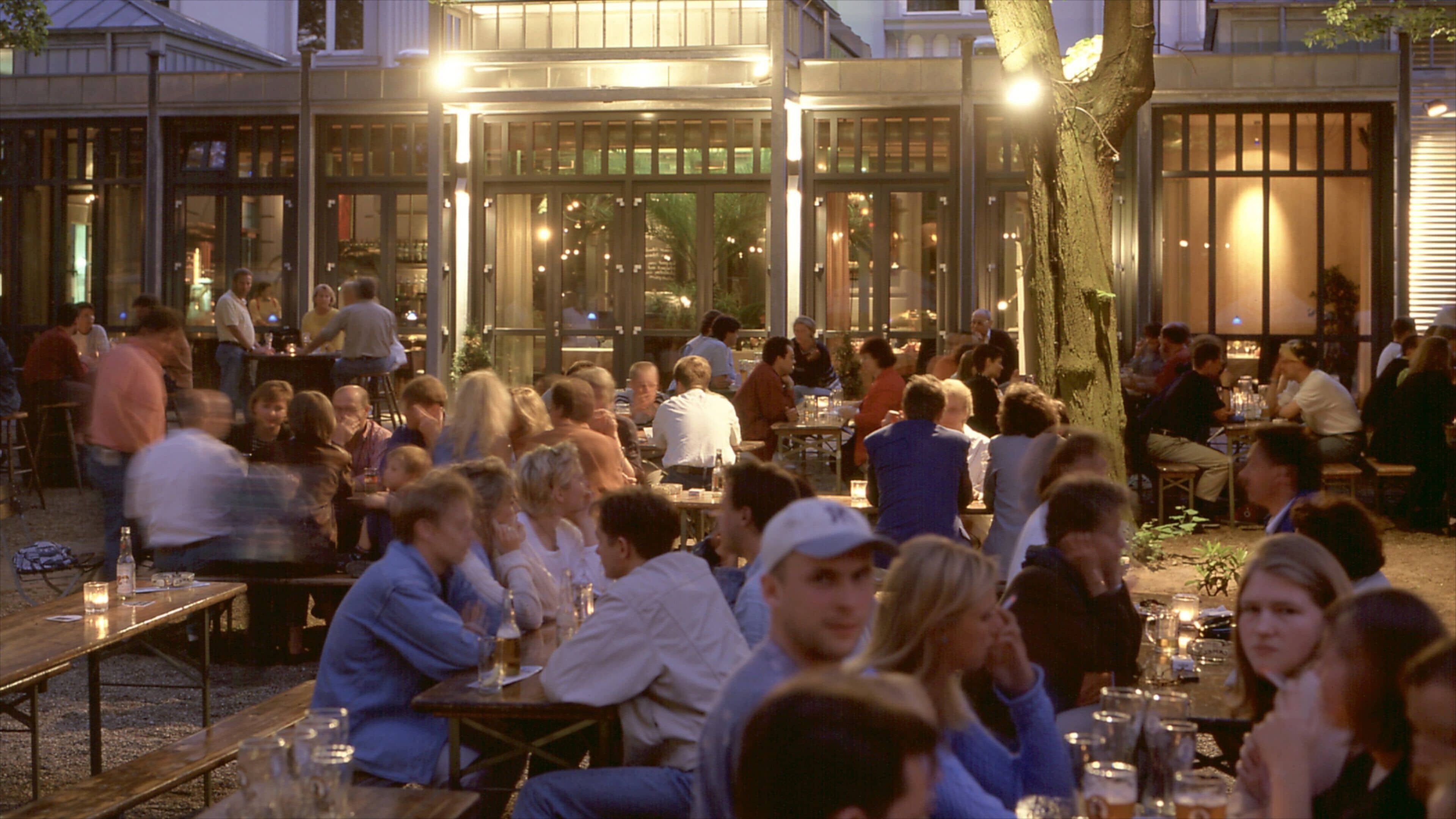 Celle som viser udendørs spisning, en plads eller et torv og natteliv