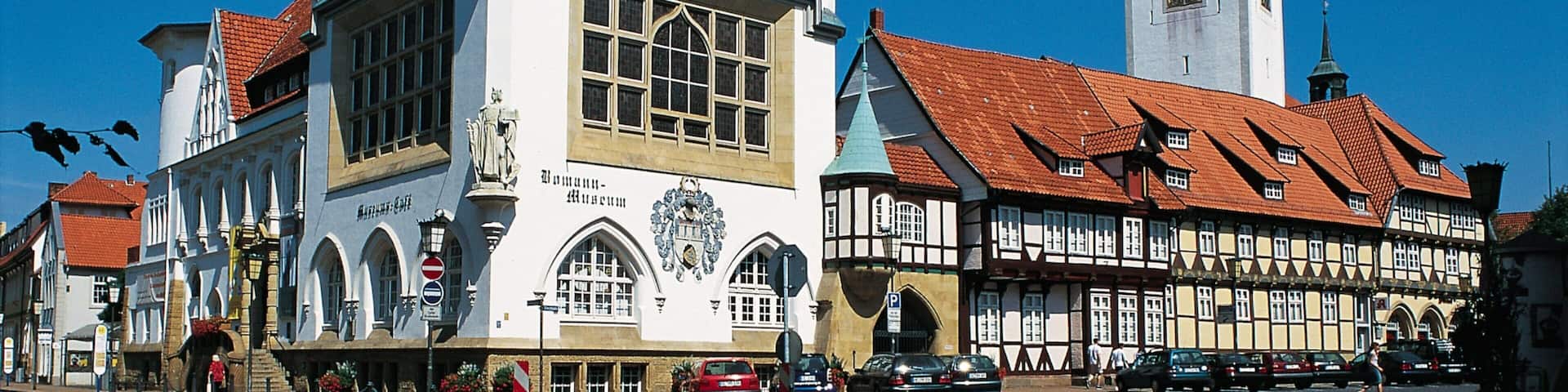 Celle qui includes scÚnes de rue, ville et église ou cathédrale